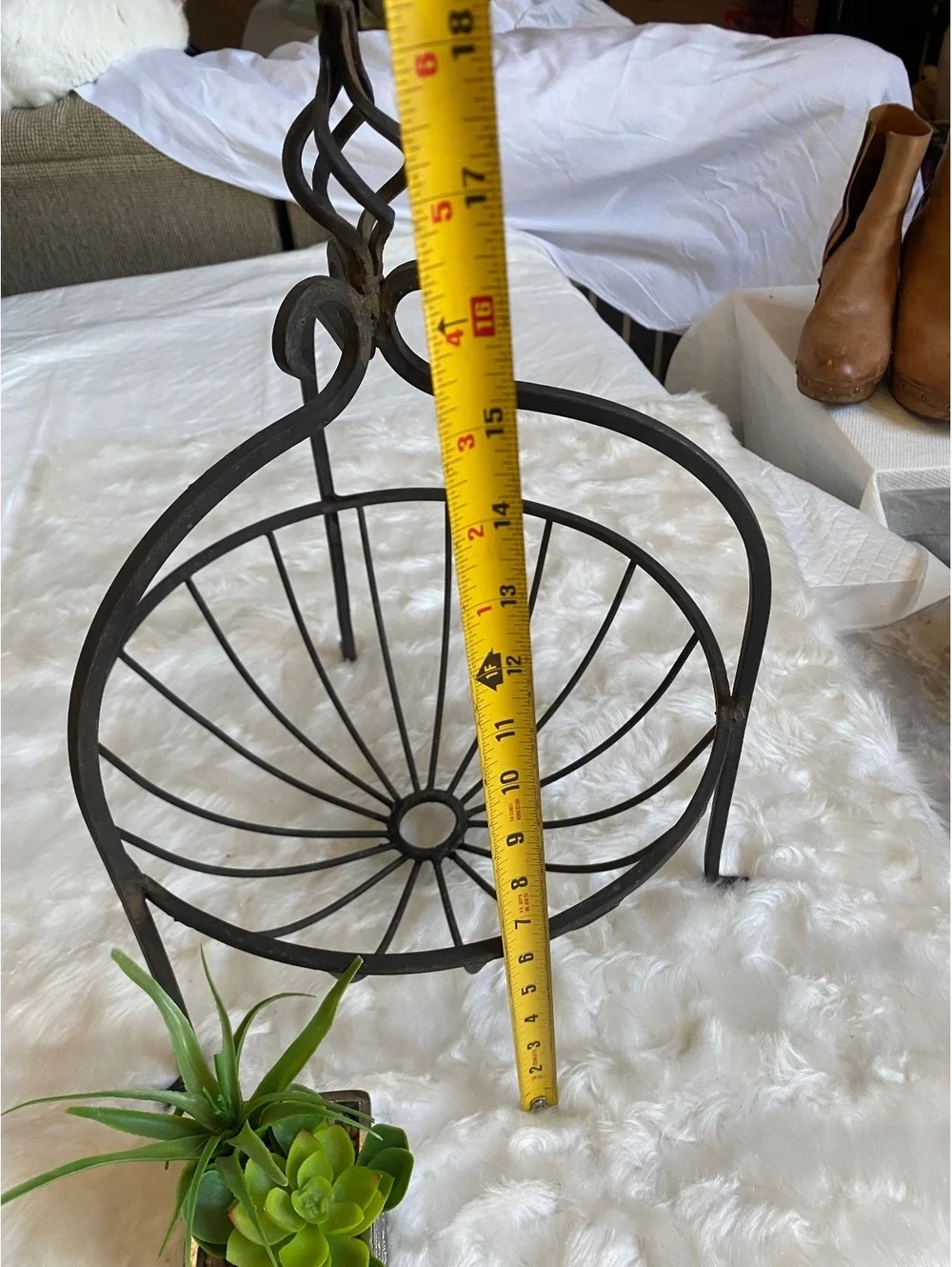 Vintage Style Metal Hanging Basket with Decorative Handle